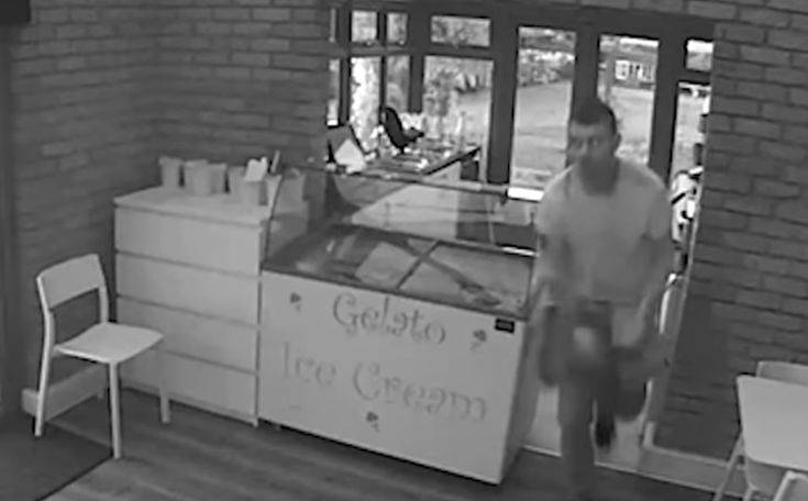 Πώς ένας ιδιοκτήτης καφέ τρόμαξε διαρρήκτη που μπήκε στο μαγαζί του από την άλλη άκρη του κόσμου