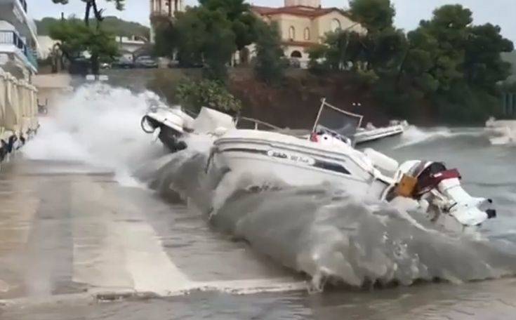 Τα μανιασμένα κύματα στην Επίδαυρο τσακίζουν τις βάρκες στη στεριά