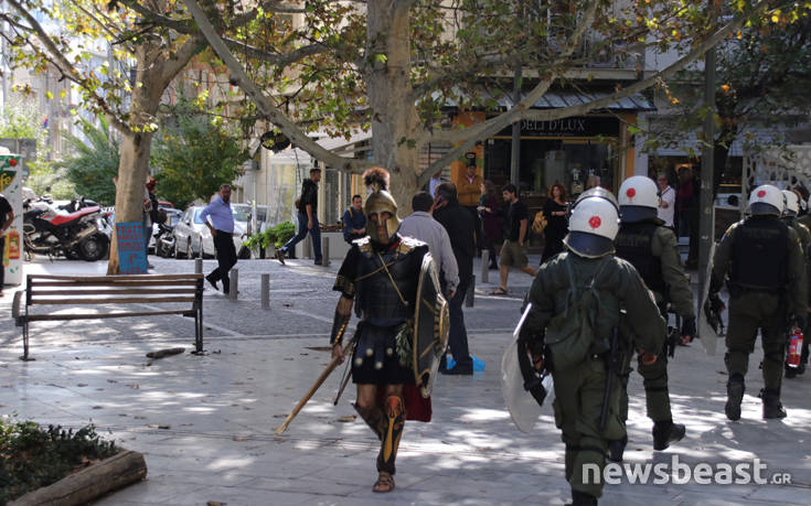 Ο άνδρας με την αρχαιοελληνική στολή την ώρα των επεισοδίων στο Σύνταγμα