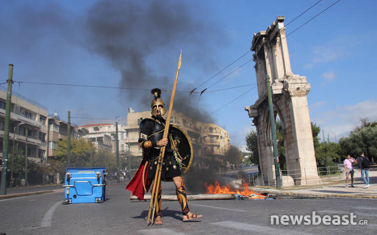 Ο άνδρας με την αρχαιοελληνική στολή την ώρα των επεισοδίων στο Σύνταγμα