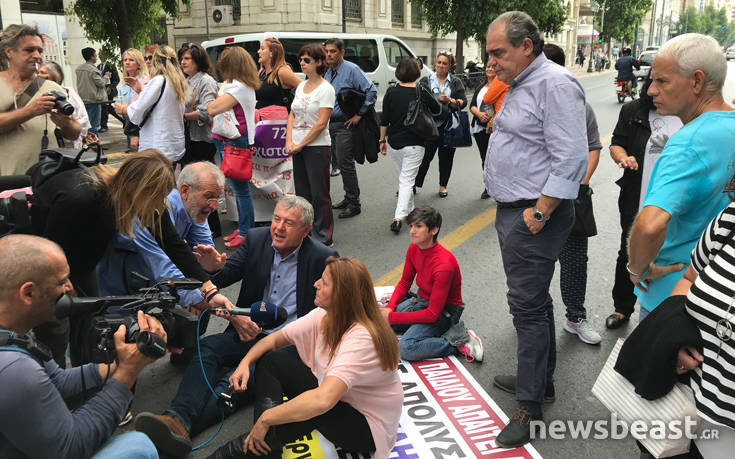 Καθιστική διαμαρτυρία στη Σταδίου από συμβασιούχους στο «Μητέρα»