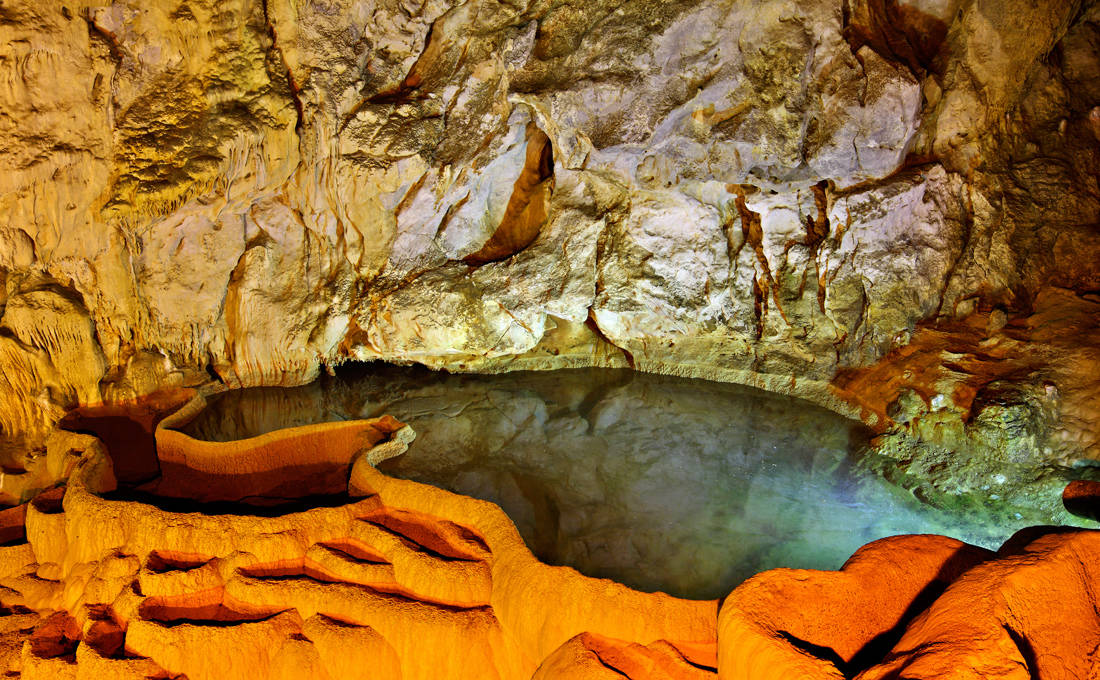 Εντυπωσιακές εικόνες από το «Σπήλαιο των Λιμνών»