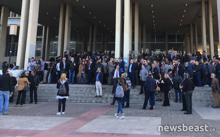 Νέα συγκέντρωση των καθηγητών στη Φιλοσοφική για τον Ρουβίκωνα