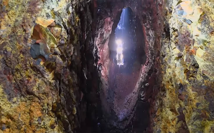 Μαγευτικές εικόνες από τα «πολύχρωμα σπήλαια» της Ισλανδίας
