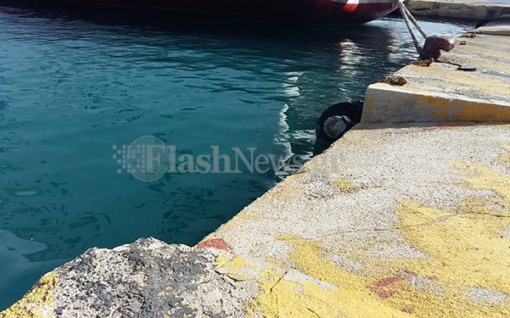 Αυτοκίνητο έκανε βουτιά μέσα στο λιμάνι της Σούδας