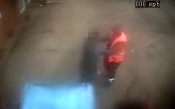 Συλλογή βίντεο δείχνει πώς φέρονται στην Αγγλία στους υπαλλήλους καθαριότητας