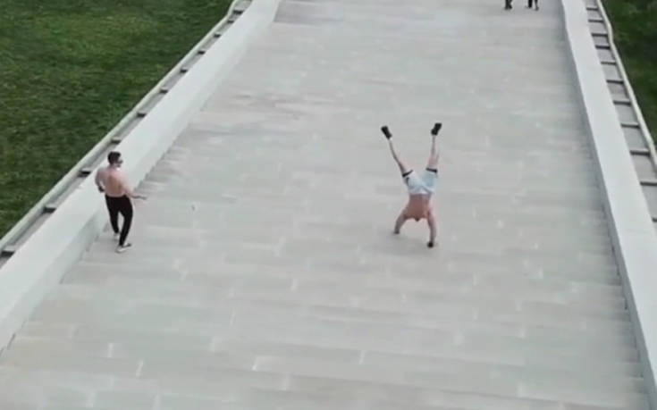 Κατέβηκε 99 σκαλιά με τα χέρια