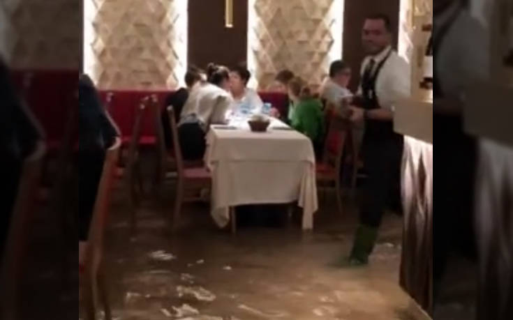 Ούτε η πλημμύρα δεν τους εμποδίζει να απολαύσουν το αγαπημένο τους φαγητό