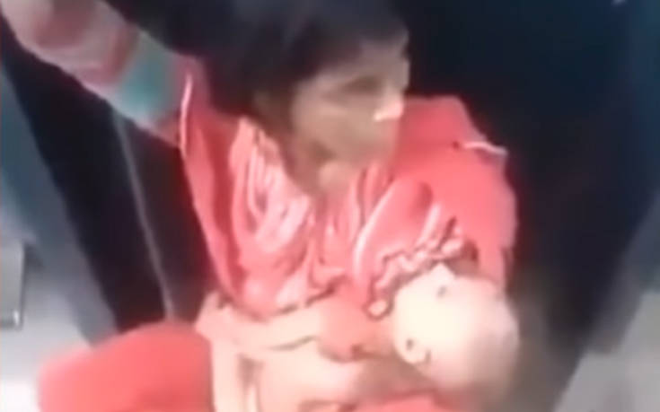 Στέκεται στην πιο επικίνδυνη θέση κρατώντας ένα… μωρό στην αγκαλιά