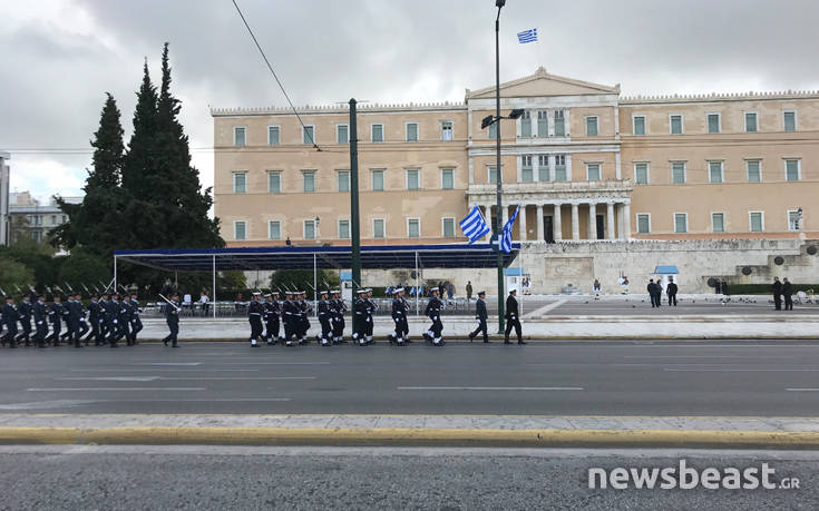 Σε λίγο η κατάθεση στεφάνων στο Μνημείο του Αγνώστου Στρατιώτη