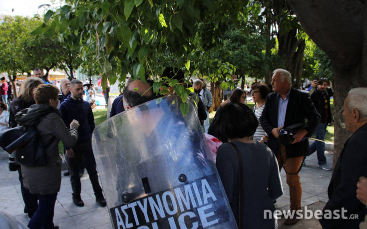 Μήνυμα κατά των πλειστηριασμών στη διάρκεια της παρέλασης στην Αθήνα