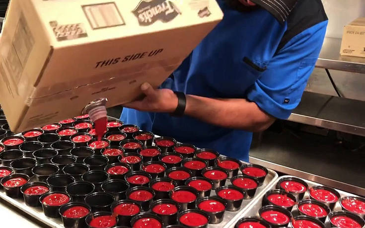 Θέλει πολλά χρόνια εμπειρίας για να κάνεις το τέλειο&#8230; γέμισμα με κέτσαπ