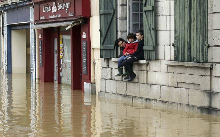 Πέντε νεκροί από τις πλημμύρες στη Γαλλία
