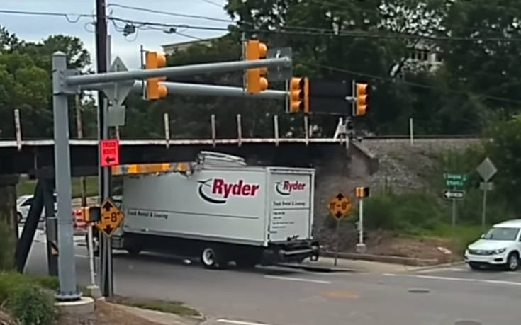 Οδηγοί φορτηγών που δεν υπολόγισαν σωστά