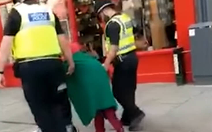 Δείτε δυο αστυνομικούς να συνοδεύουν μια γιαγιούλα στα ψώνια της