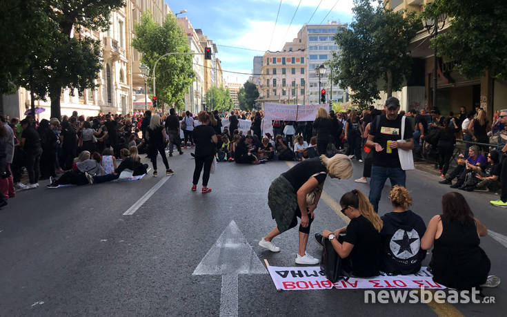 Με καθιστική διαμαρτυρία συνεχίζουν την κινητοποίηση οι εργαζόμενοι στο «Βοήθεια στο Σπίτι»