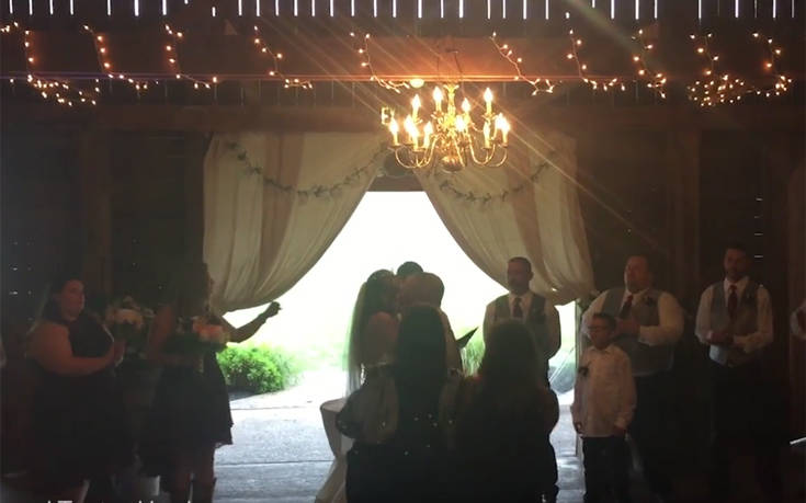 Φωτογράφος σπρώχνει τη μαμά εκτός κάδρου για να μη χαλάσει τη γαμήλια φωτογραφία