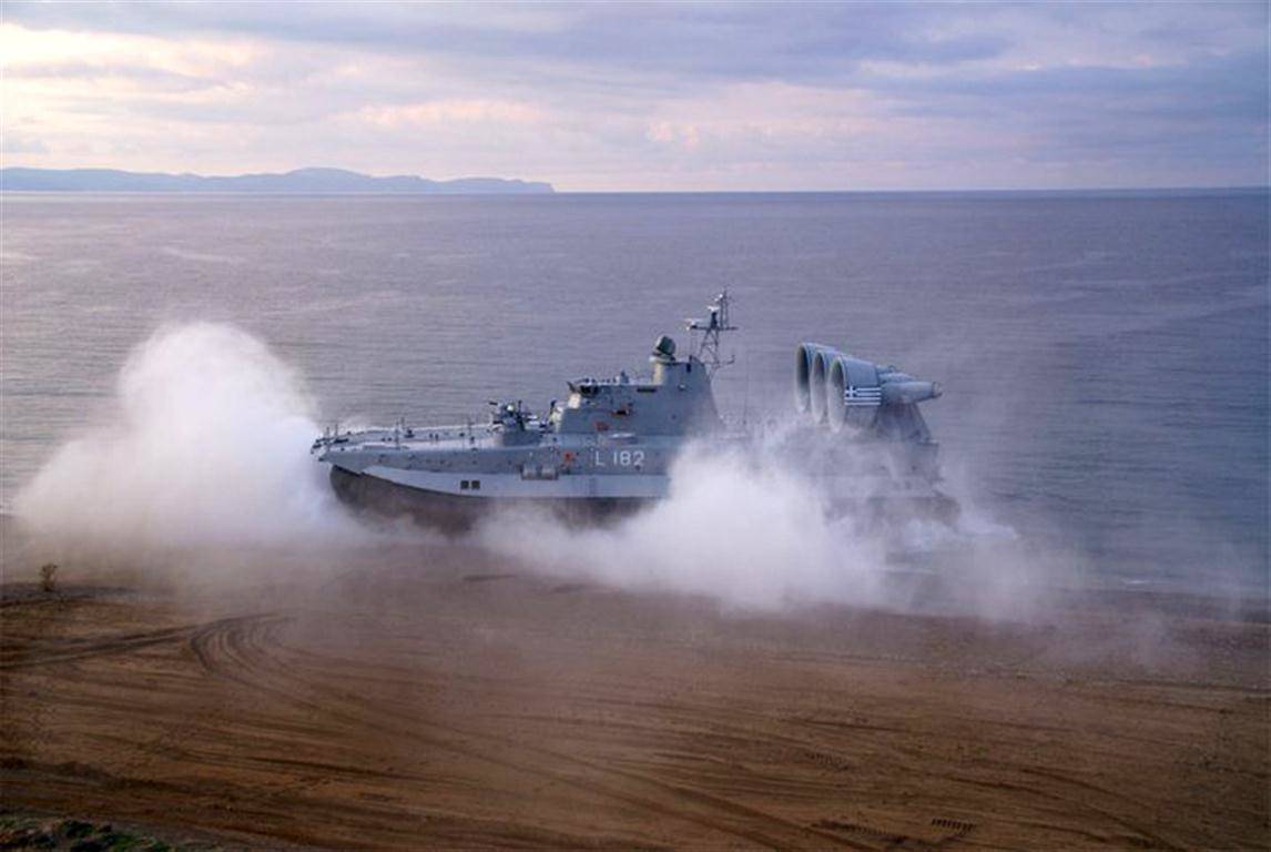 Τα πλοία του Πολεμικού Ναυτικού που πετάνε πάνω από τη θάλασσα