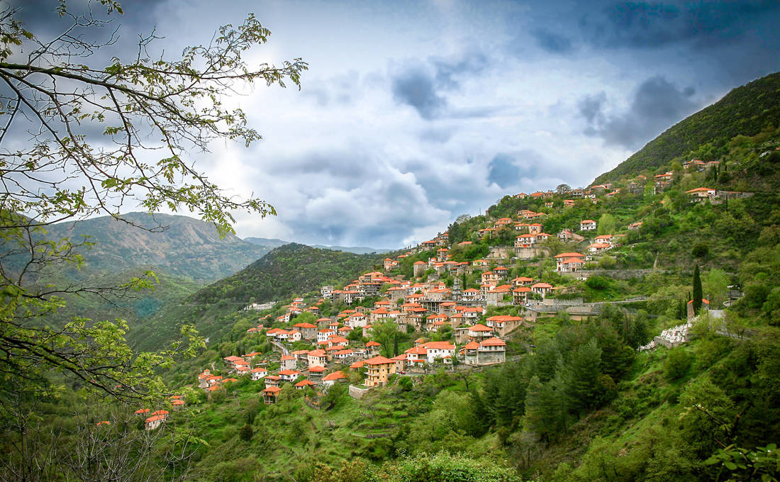 Το «κρεμαστό χωριό της Πελοποννήσου» με την ένδοξη ιστορία