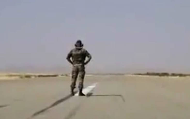 Μαχητικό απογειώνεται πάνω από άνδρα και αυτός μένει ακίνητος