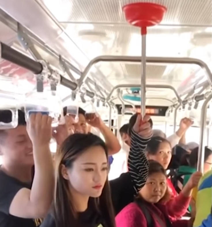Αυτό το αυτοσχέδιο χερούλι λεωφορείου είναι ό,τι πιο δαιμόνιο έχετε δει στα μέσα μεταφοράς