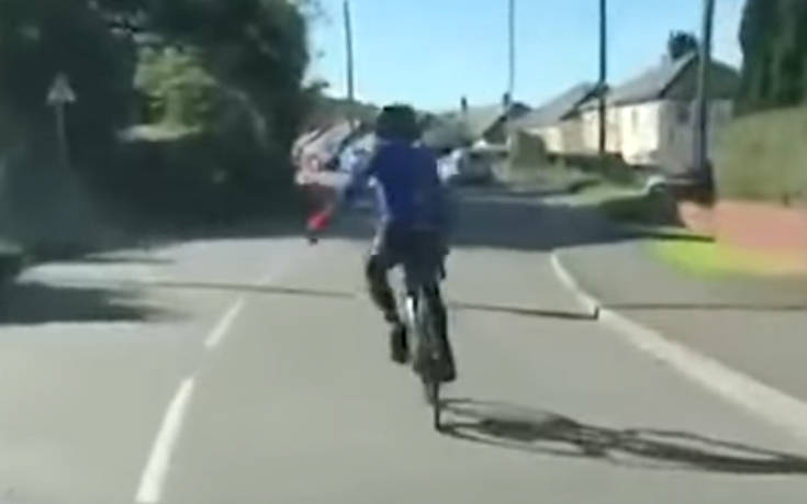 Δείτε τι κάνει ο ποδηλάτης μην τυχόν και τον προσπεράσει ο οδηγός!