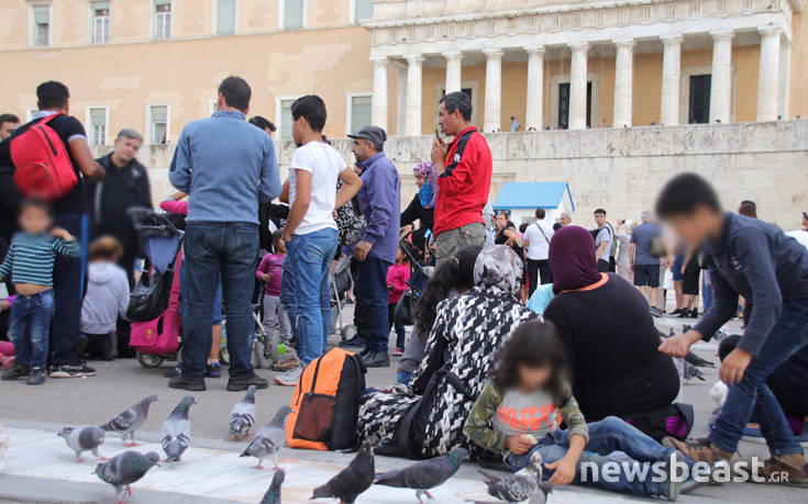 Σύροι από το κέντρο φιλοξενίας της Μαλακάσας στο μνημείο του Αγνώστου Στρατιώτη