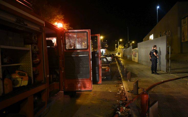 Φωτιά σε μάντρα αυτοκινήτων τα ξημερώματα στη Θέρμη