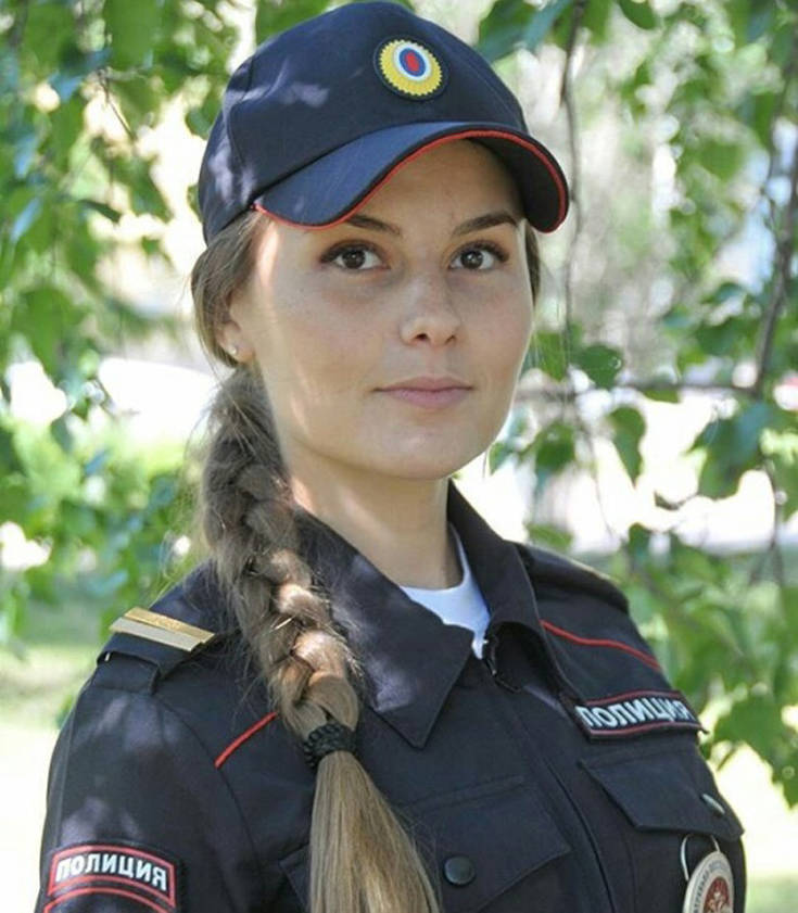 К даме домой прется полицейский