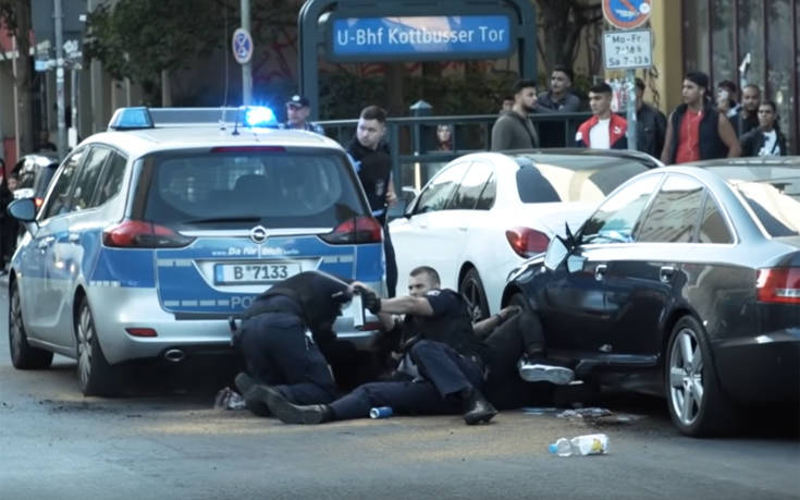 Αστυνομικοί στο Βερολίνο χτυπούν άγρια άοπλο μαύρο άνδρα