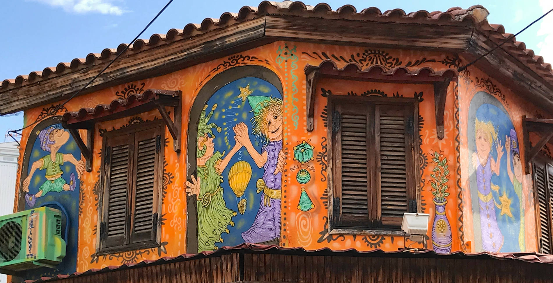 Ο καλλιτέχνης που αφήνει το πολύχρωμο στίγμα του στους τοίχους της Κομοτηνής