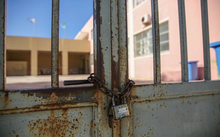 Άνοιξαν τα σχολεία: Αντί για αγιασμό… κατάληψη στην Πετρούπολη