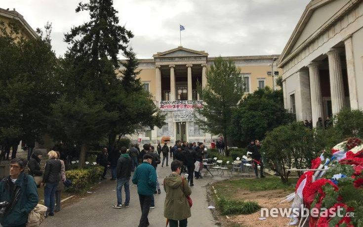 Υπό βροχή οι εκδηλώσεις για το Πολυτεχνείο