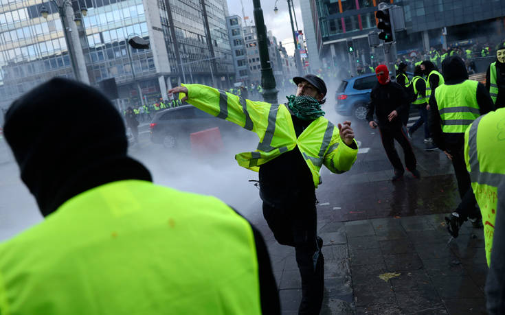 Σφοδρές συγκρούσεις των «κίτρινων γιλέκων» με την αστυνομία στις Βρυξέλλες