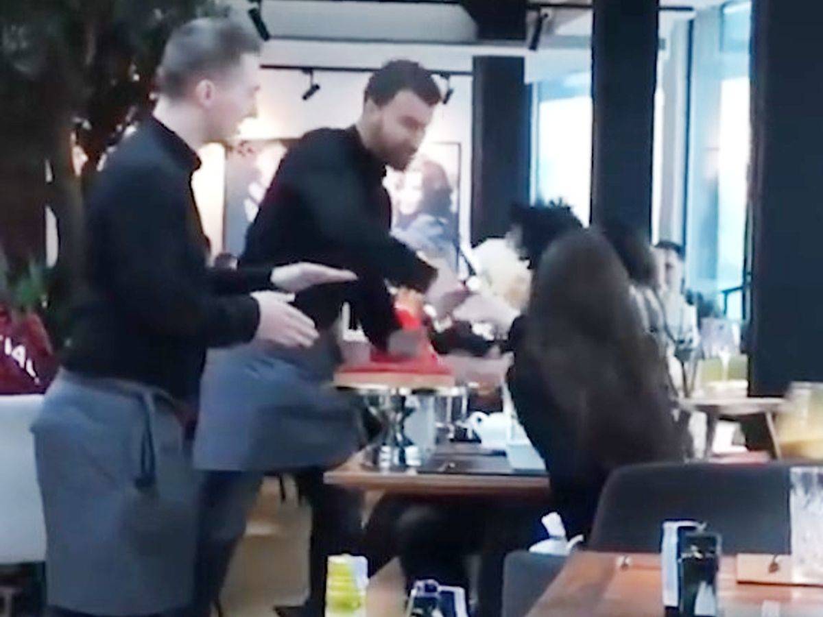 Οι σερβιτόροι έχασαν την ψυχραιμία τους, όχι όμως και τη δουλειά τους