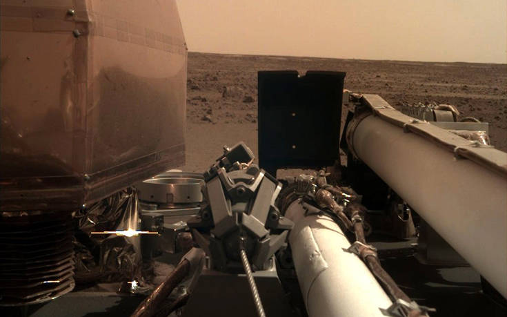 Η πρώτη φωτογραφία του InSight από το έδαφος του πλανήτη Άρη