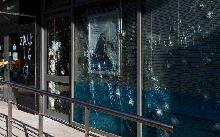 Επίθεση με συνθήματα για τον Ζακ Κωστόπουλο σε τράπεζα στου Ζωγράφου