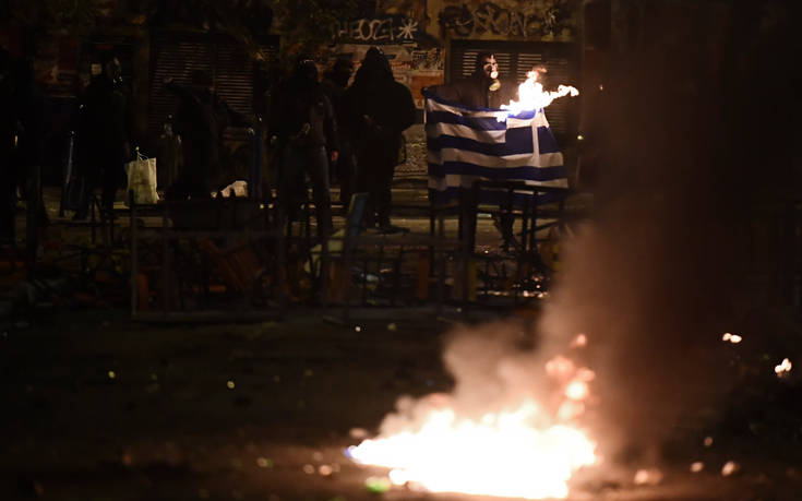 Έκαψαν ελληνική σημαία στα Εξάρχεια
