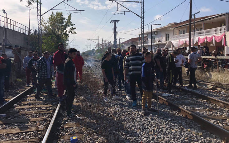 Κάτοικοι απέκλεισαν τη σιδηροδρομική γραμμή Αθήνας-Θεσσαλονίκης