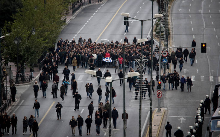 Ολοκληρώθηκε η πορεία με την αιματοβαμμένη σημαία του Πολυτεχνείου