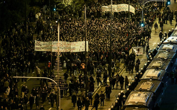 Με συννεφιά και βροχές η 46η επέτειος του Πολυτεχνείου