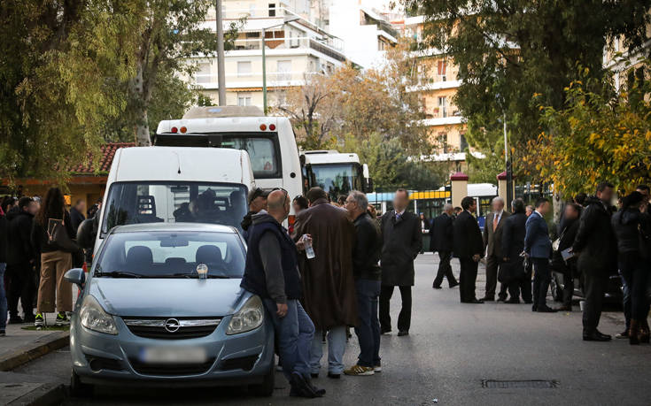 Στη φύλαξη γνωστού πολιτικού ο αστυνομικός που εμπλέκεται στο κύκλωμα με τον ενεχυροδανειστή