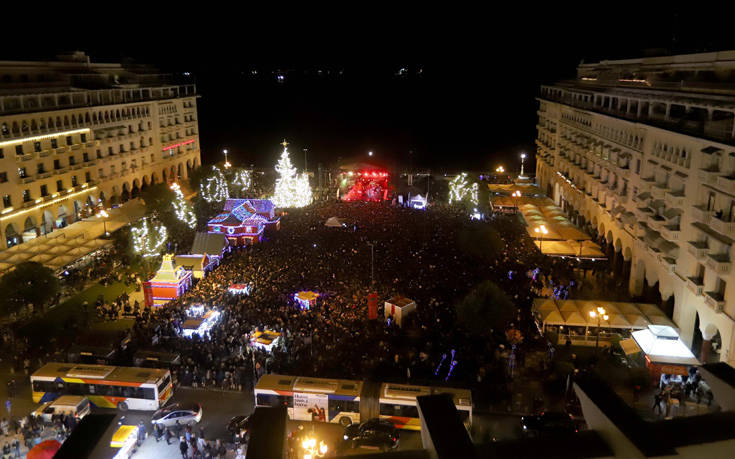 Ο Μπουτάρης άναψε το χριστουγεννιάτικο δέντρο στην Πλατεία Αριστοτέλους