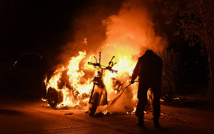 Επεισόδια έξω από το ΣΕΦ με καμένο αυτοκίνητο