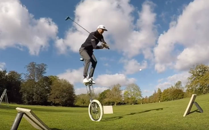 Εντυπωσιακά κόλπα του γκολφ πάνω σε μονόκυκλο