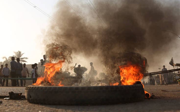 Μεγάλες διαδηλώσεις, μπλοκαρισμένοι δρόμοι και κλειστά σχολεία στο Πακιστάν
