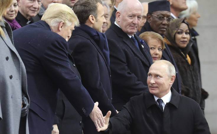 Χειραψία Τραμπ και Πούτιν στην Αψίδα του Θριάμβου