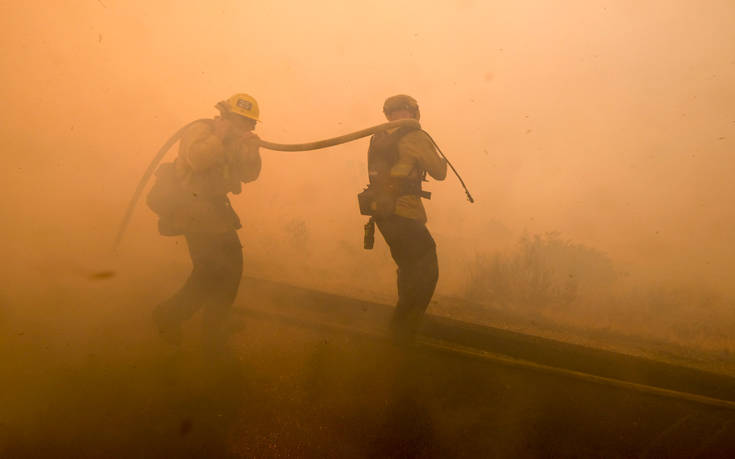 Αδιάκοπη μάχη με τις φλόγες στην Καλιφόρνια και θρήνος για τους 50 νεκρούς