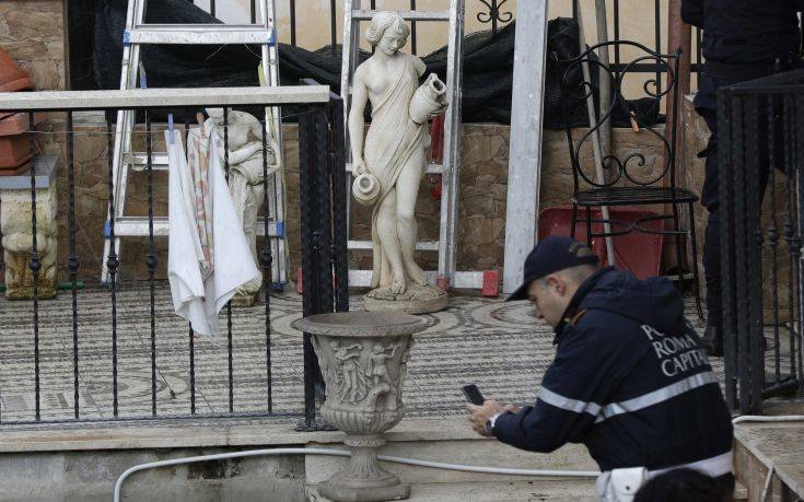Μπουλντόζες κατεδάφισαν τις κιτς βίλες μιας μαφιόζικης φατρίας στα περίχωρα της Ρώμης