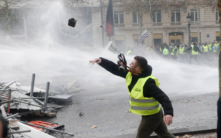 Η «πρόβλεψη» του Banksy για τις συγκρούσεις των «κίτρινων γιλέκων» στο Παρίσι